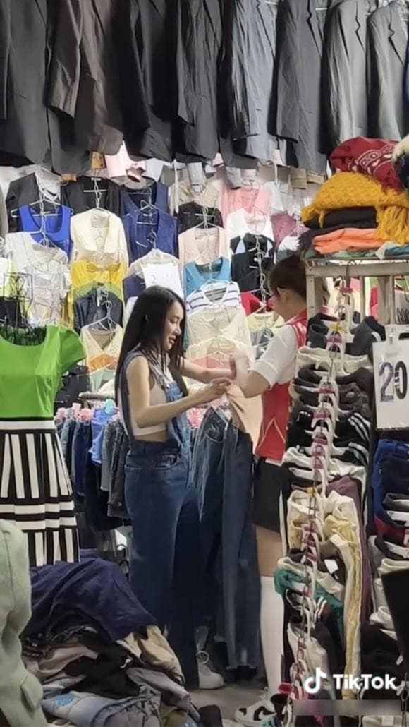 Nhã Phương tự tin diện croptop khoe eo giữa tin đồn mang thai lần 2 - Ảnh 3