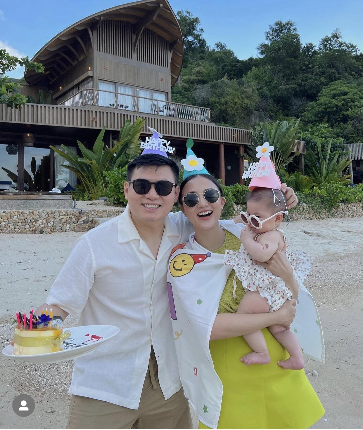 Salim đón tuổi 31 bằng loạt khoảnh khắc nhí nhố của ông xã và con gái - Ảnh 4