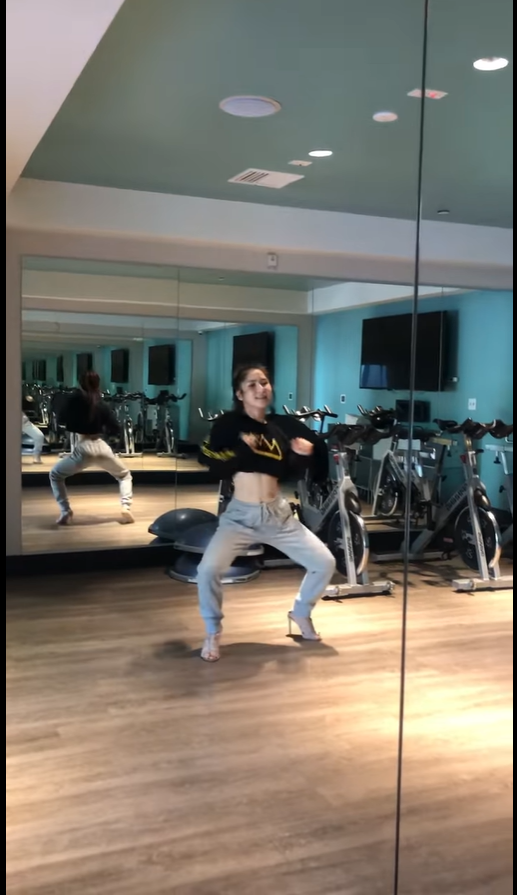 Hương Tràm nhảy cực sung, khoe cơ bụng số 11 cuốn hút - Ảnh 6