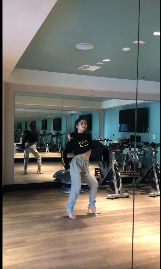 Hương Tràm nhảy cực sung, khoe cơ bụng số 11 cuốn hút - Ảnh 7