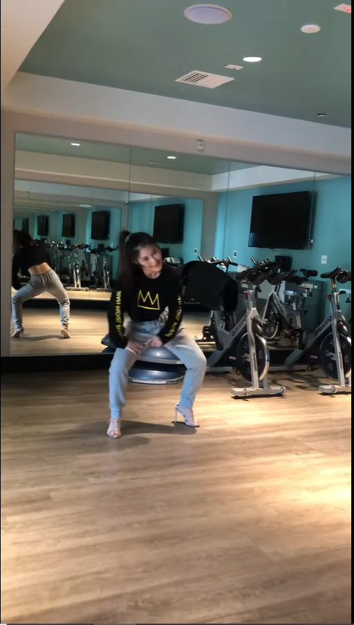 Hương Tràm nhảy cực sung, khoe cơ bụng số 11 cuốn hút - Ảnh 8