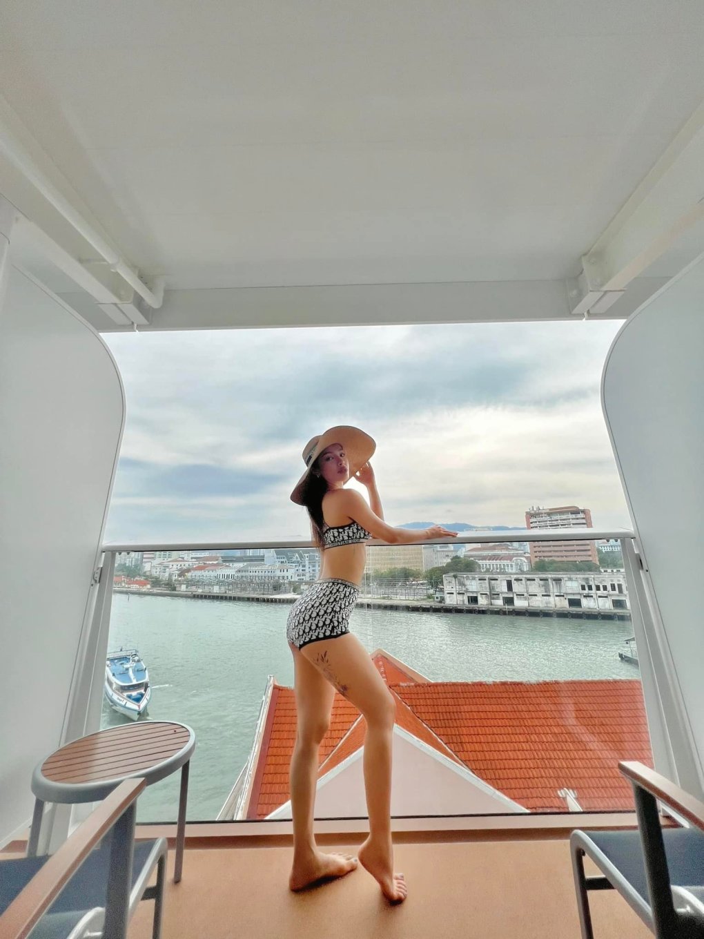 Phương Trinh Jolie khoe khoảnh khắc thân mật của con riêng với Lý Bình nhưng để lộ vòng 3 