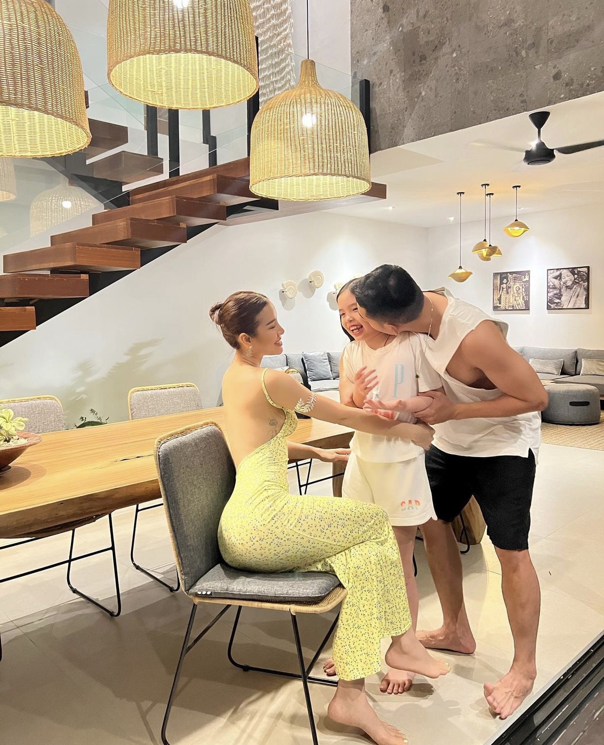 Phương Trinh Jolie khoe khoảnh khắc thân mật của con riêng với Lý Bình nhưng để lộ vòng 3 