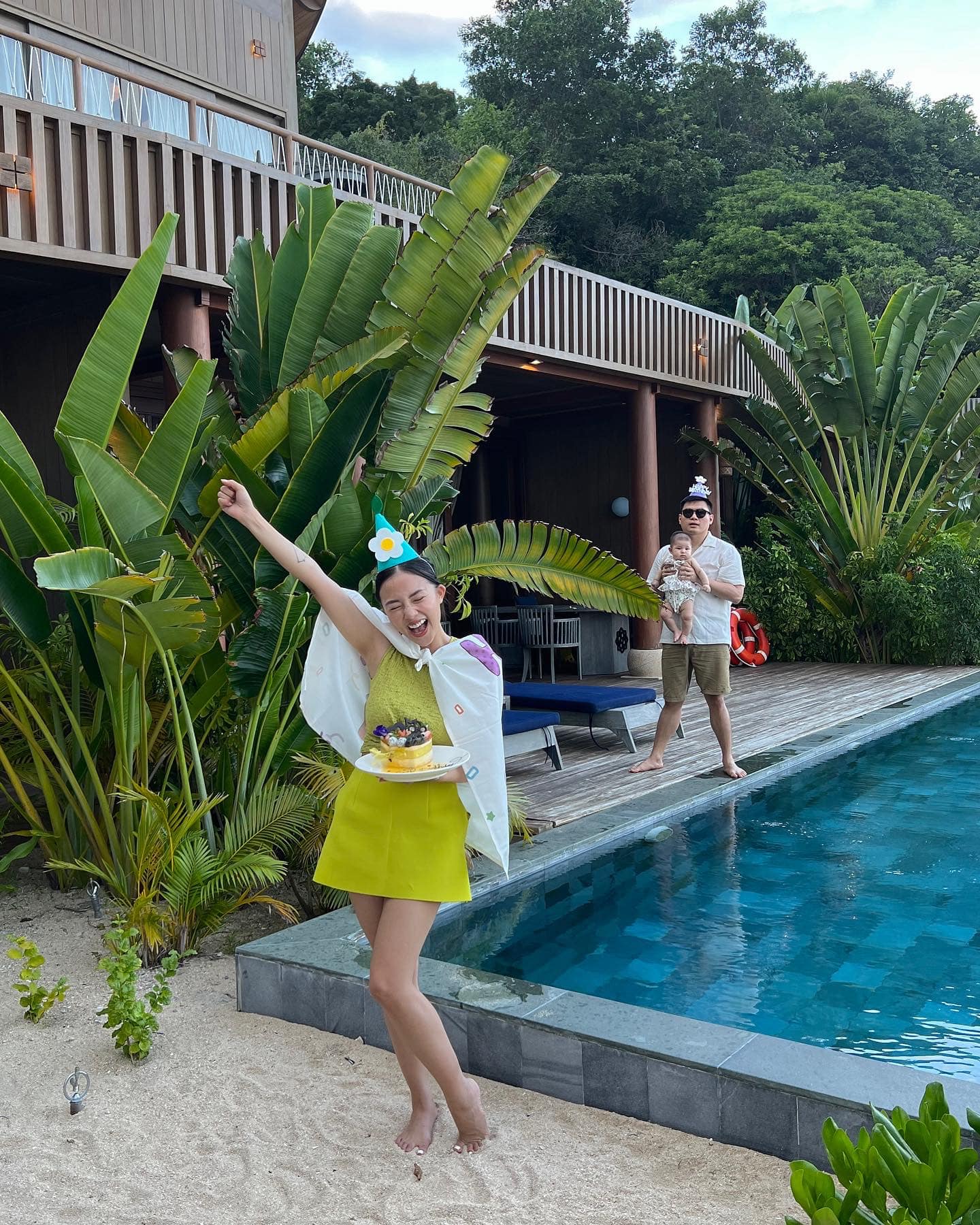 Salim đón tuổi 31 bằng loạt khoảnh khắc nhí nhố của ông xã và con gái - Ảnh 2