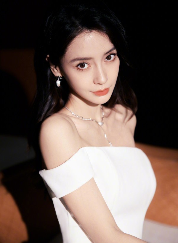 Angelababy là nghệ sĩ Trung đầu tiên cán mốc 10 triệu follow trên Instagram - Ảnh 4