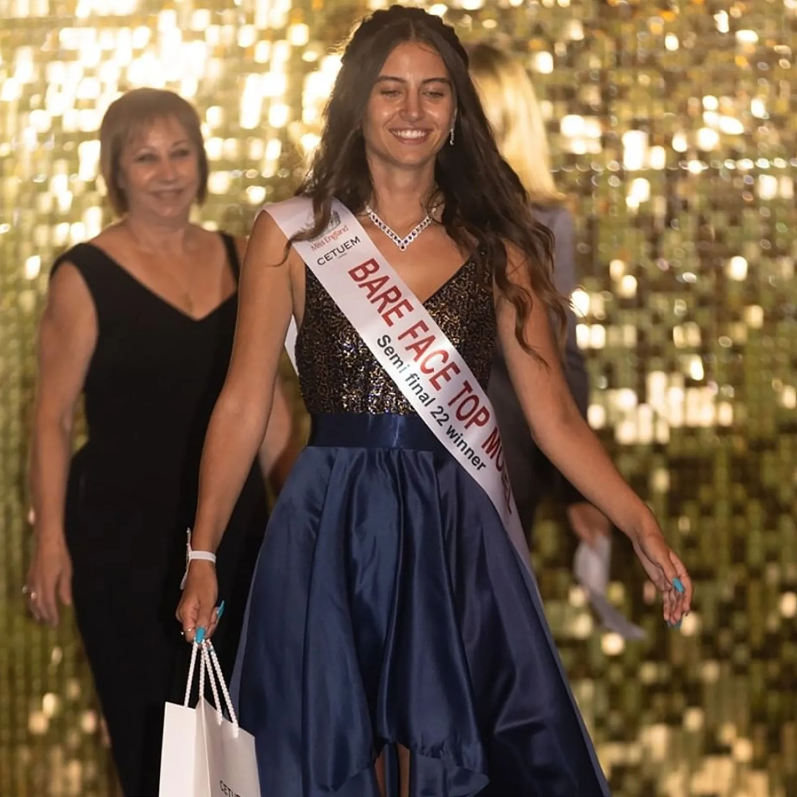 Cô gái 20 tuổi để mặt mộc đi thi Hoa hậu, nhan sắc thế nào mà lọt luôn vào vòng chung kết? - Ảnh 1