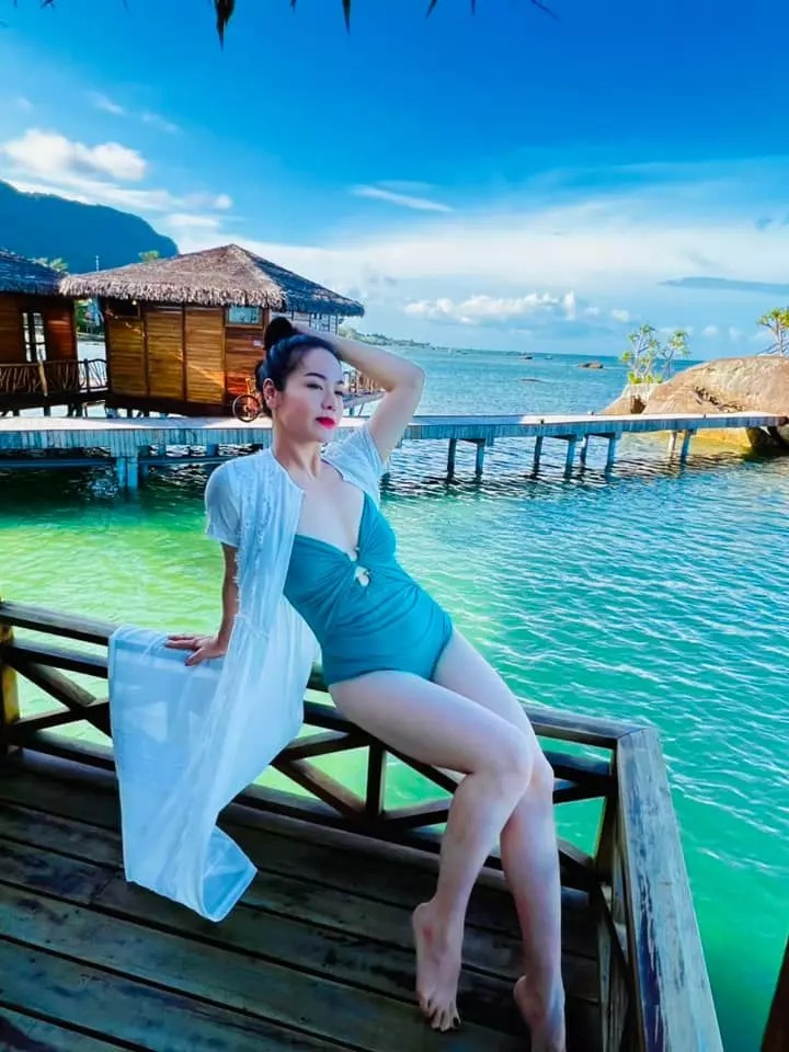 Nhật Kim Anh ngâm mình trong bồn tắm lộ thiên, khoe trọn vòng 1 nóng bỏng từng centimet - Ảnh 3