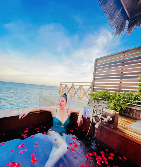 Nhật Kim Anh ngâm mình trong bồn tắm lộ thiên, khoe trọn vòng 1 nóng bỏng từng centimet - Ảnh 5