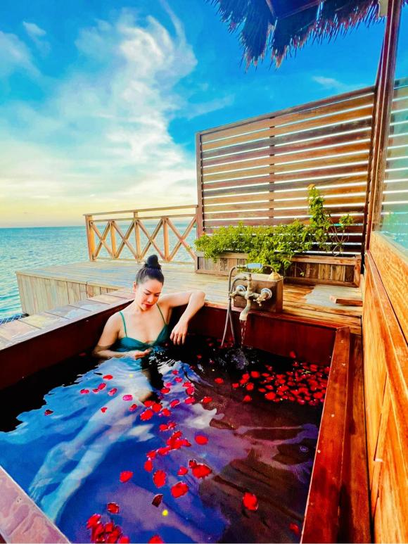 Nhật Kim Anh ngâm mình trong bồn tắm lộ thiên, khoe trọn vòng 1 nóng bỏng từng centimet - Ảnh 6