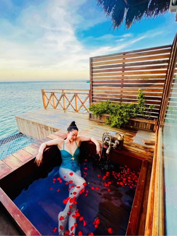 Nhật Kim Anh ngâm mình trong bồn tắm lộ thiên, khoe trọn vòng 1 nóng bỏng từng centimet - Ảnh 9