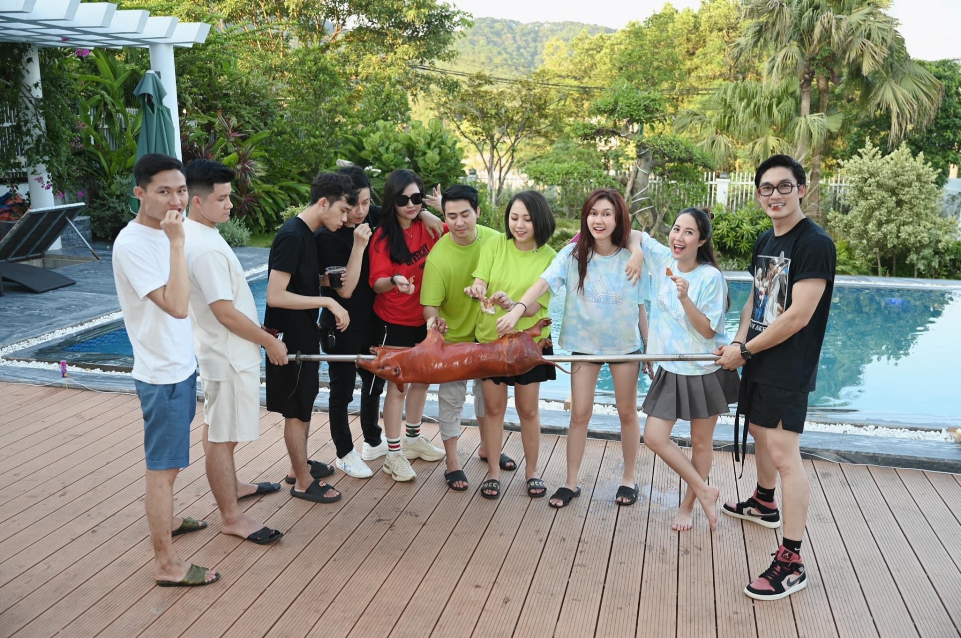 Hương Giang - Đình Tú vẫn còn đi chơi chung, fan nghi vấn chia tay giả để PR phim - Ảnh 5