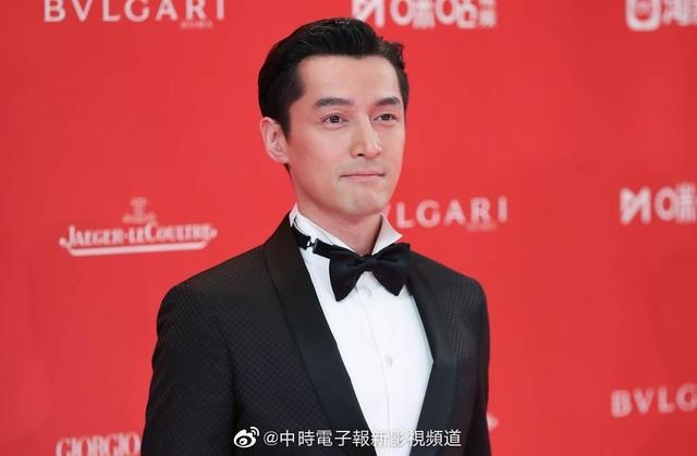 Hồ Ca vướng tin đồn đã kết hôn và có con với đồng nghiệp kém 6 tuổi - Ảnh 1