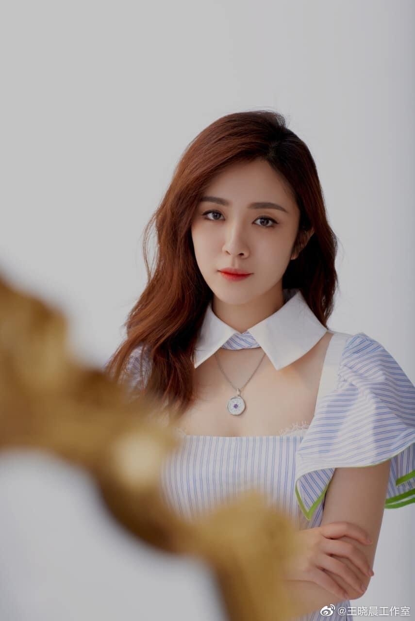 Hồ Ca vướng tin đồn đã kết hôn và có con với đồng nghiệp kém 6 tuổi - Ảnh 2