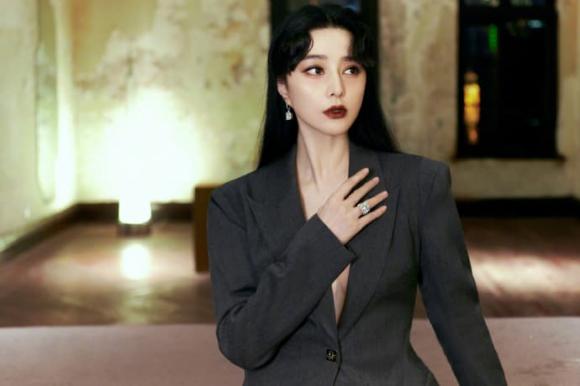 Phạm Băng Băng mặc vest không nội y, khiến netizen choáng ngợp với khí chất nữ tổng tài - Ảnh 4