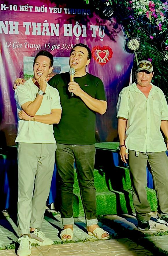 Quyền Linh và Lý Hải được khen khi đi họp lớp: Người trẻ trung, người mang dép tổ ong giản dị - Ảnh 2