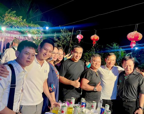 Quyền Linh và Lý Hải được khen khi đi họp lớp: Người trẻ trung, người mang dép tổ ong giản dị - Ảnh 3