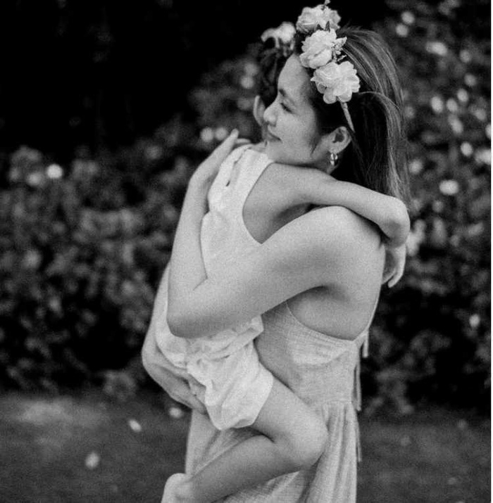 Ái nữ nhà Tăng Thanh Hà mới 5 tuổi đã có năng khiếu đánh đàn cực nghệ - Ảnh 2