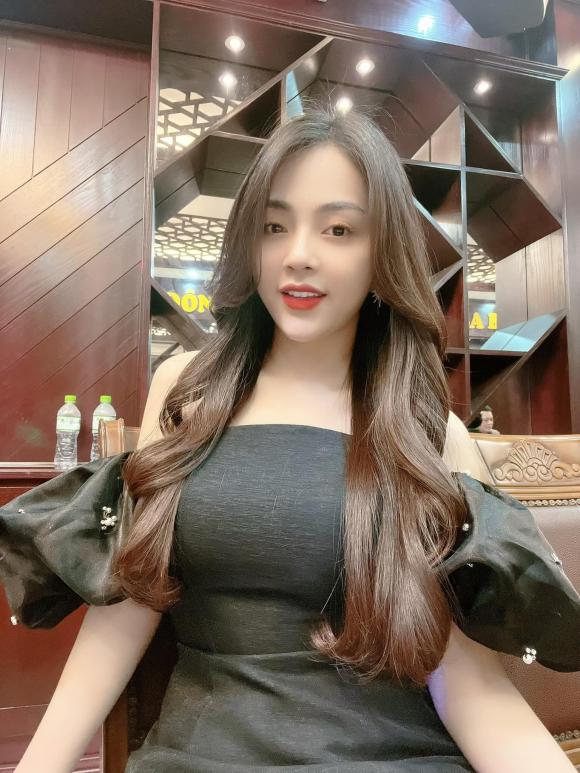 Ca sĩ Khánh Thy gây tranh cãi khi vừa hát vừa nhìn bàn tay trên sóng trực tiếp- Ảnh 2