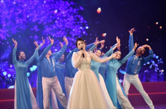 Ca sĩ Khánh Thy gây tranh cãi khi vừa hát vừa nhìn bàn tay trên sóng trực tiếp- Ảnh 3