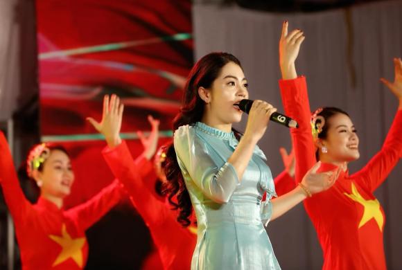 Ca sĩ Khánh Thy gây tranh cãi khi vừa hát vừa nhìn bàn tay trên sóng trực tiếp- Ảnh 4