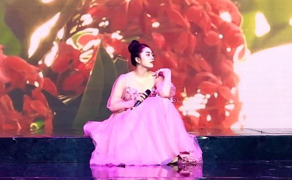 Ca sĩ Khánh Thy gây tranh cãi khi vừa hát vừa nhìn bàn tay trên sóng trực tiếp- Ảnh 5