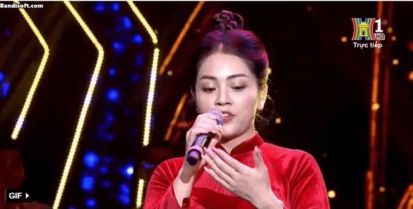 Ca sĩ Khánh Thy gây tranh cãi khi vừa hát vừa nhìn bàn tay trên sóng trực tiếp
- Ảnh 6