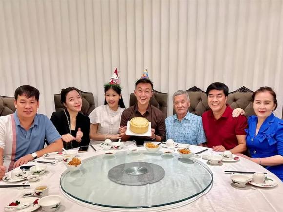 Chồng tương lai của Lê Âu Ngân Anh xả kho ảnh đi thả diều tình tứ trước thềm đám cưới - Ảnh 2