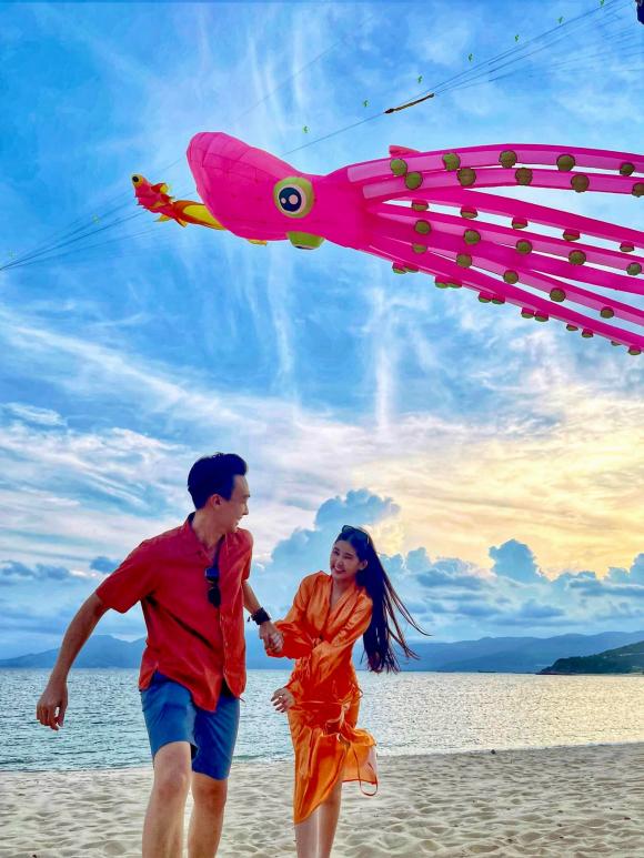 Chồng tương lai của Lê Âu Ngân Anh xả kho ảnh đi thả diều tình tứ trước thềm đám cưới - Ảnh 6