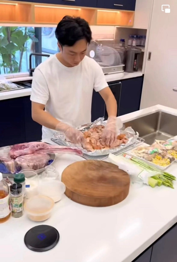 Cường Đô La than khổ vì bị bà xã Đàm Thu Trang bắt làm hoài một việc - Ảnh 1