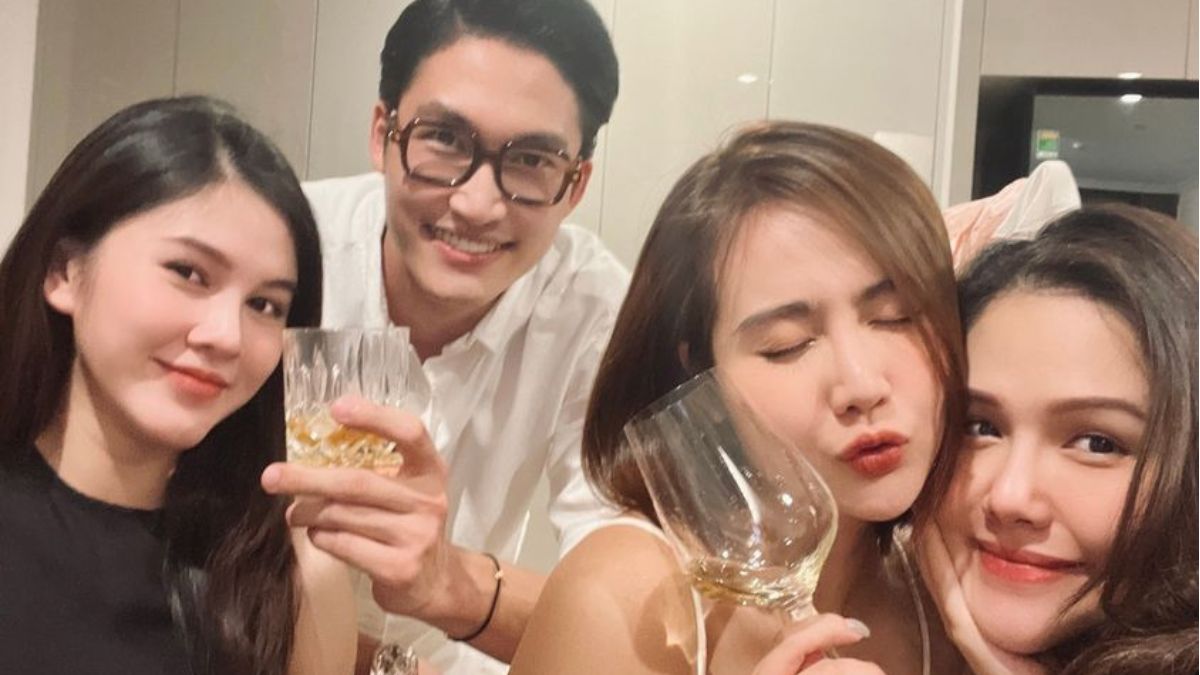 Đình Tú lại đi chơi với Huyền Lizzie và hội bạn thân của Huyền