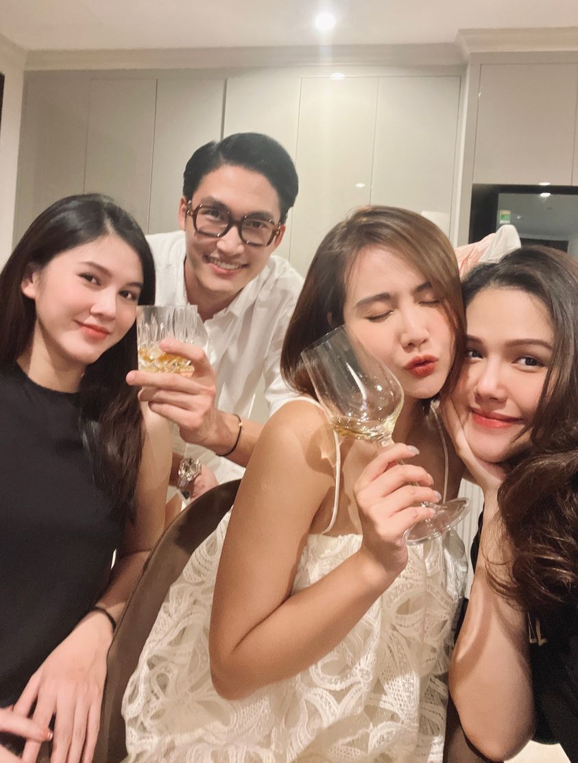 Đình Tú hội ngộ thân thiết bên dàn 