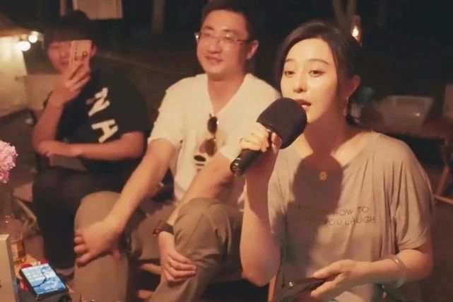 Phạm Băng Băng lộ vóc dáng mũm mĩm, mặc đồ rộng như có bầu - Ảnh 1