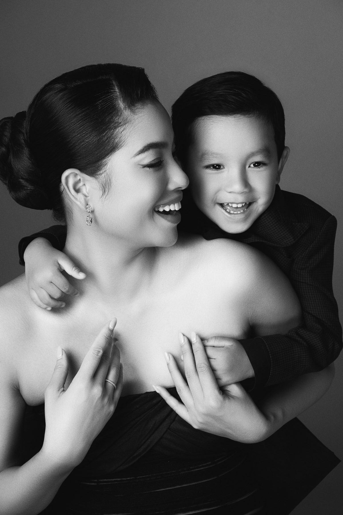 Phạm Hương nhận quà sinh nhật từ con trai, tính cách thật của quý tử 4 tuổi khiến netizen đổ 