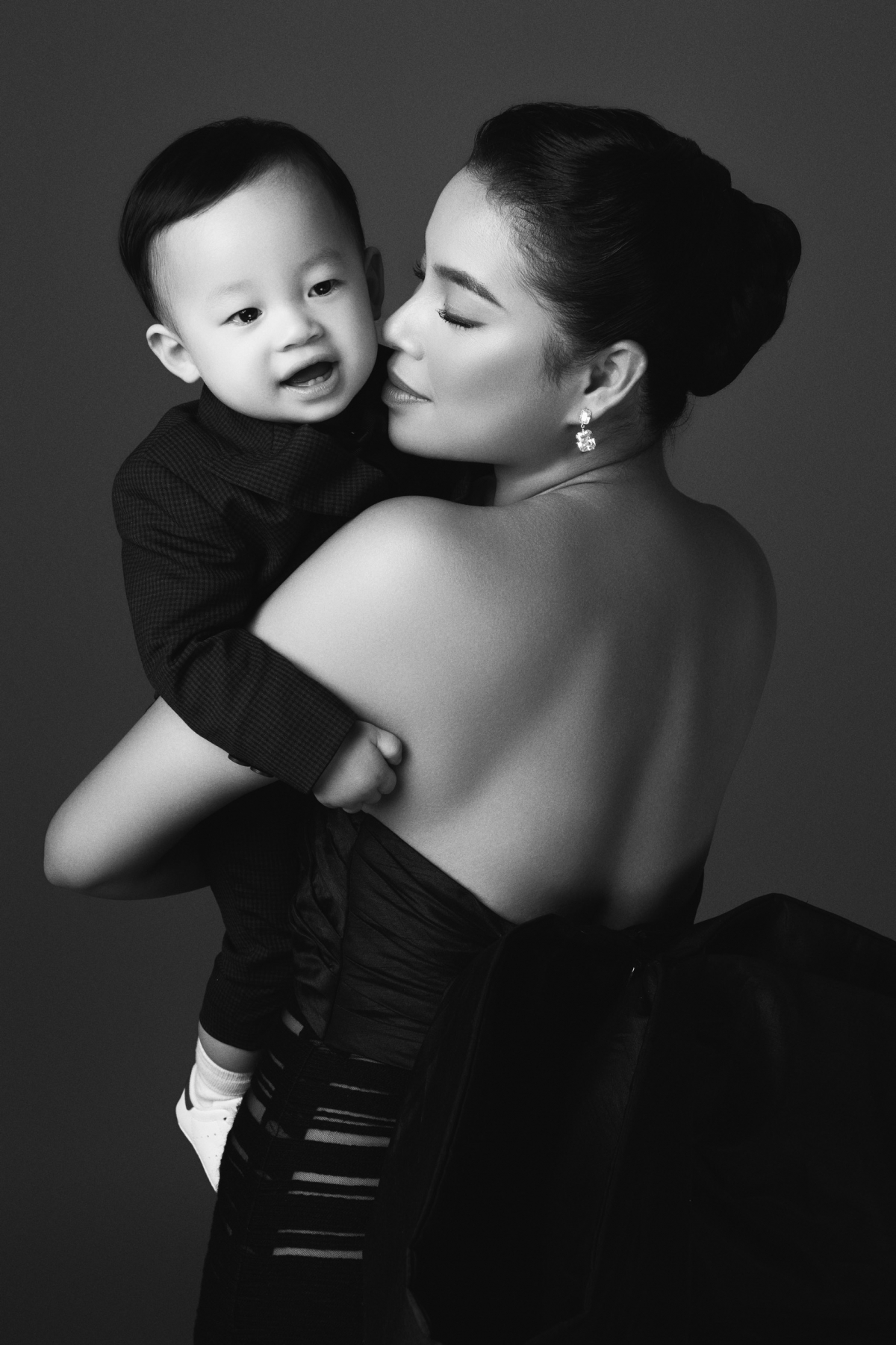 Phạm Hương nhận quà sinh nhật từ con trai, tính cách thật của quý tử 4 tuổi khiến netizen đổ 