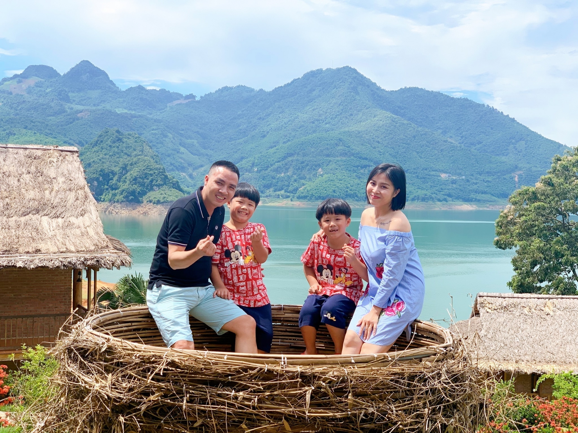 MC Hoàng Linh kỉ niệm 6 năm bên ông xã, chốt hạ: 