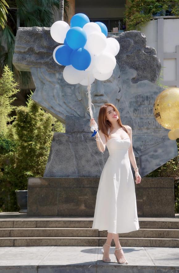 Em gái Công Vinh đón tuổi 33 bằng bộ ảnh trưng trổ đường cong nóng bỏng - Ảnh 1