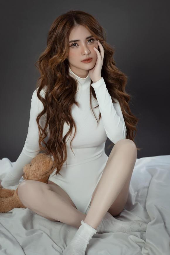 Em gái Công Vinh đón tuổi 33 bằng bộ ảnh trưng trổ đường cong nóng bỏng - Ảnh 8