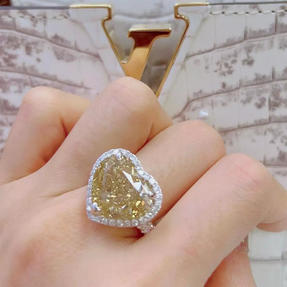 Lệ Quyên sắm thêm nhẫn kim cương cực 