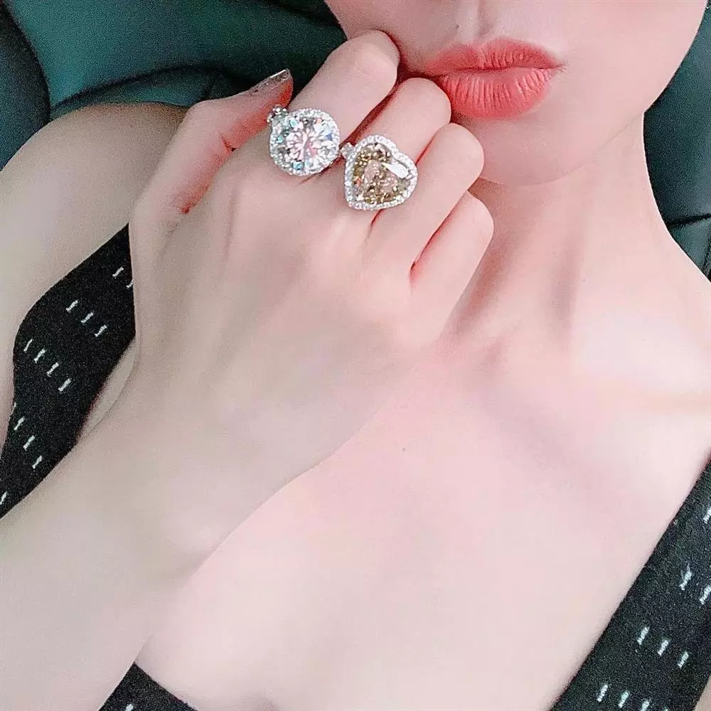 Lệ Quyên sắm thêm nhẫn kim cương cực 