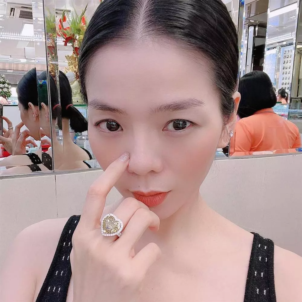 Lệ Quyên sắm thêm nhẫn kim cương cực 