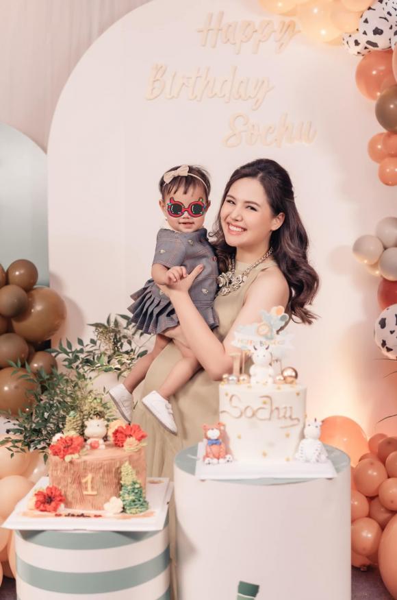 Phanh Lee được con gái 1 tuổi phụ nhặt đồ, xách giỏ đồ khi đi siêu thị - Ảnh 1