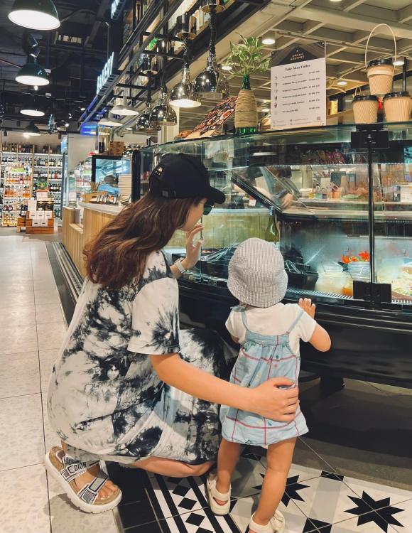 Phanh Lee được con gái 1 tuổi phụ nhặt đồ, xách giỏ đồ khi đi siêu thị - Ảnh 3