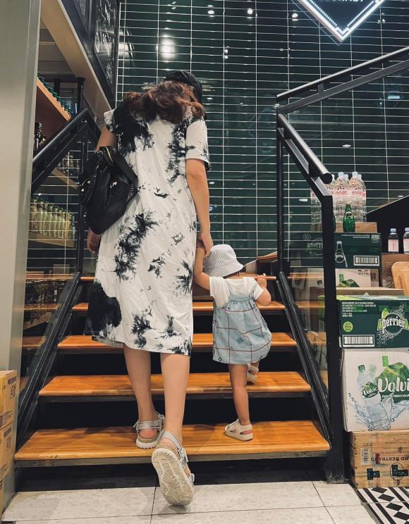 Phanh Lee được con gái 1 tuổi phụ nhặt đồ, xách giỏ đồ khi đi siêu thị - Ảnh 4