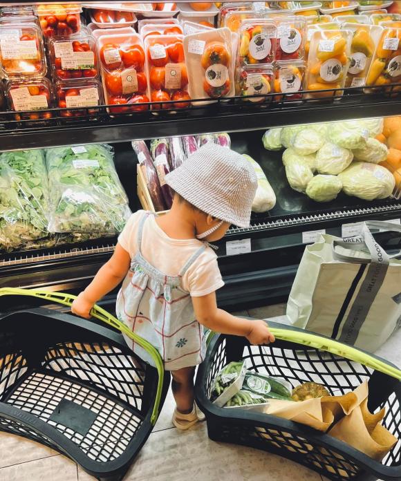 Phanh Lee được con gái 1 tuổi phụ nhặt đồ, xách giỏ đồ khi đi siêu thị - Ảnh 5