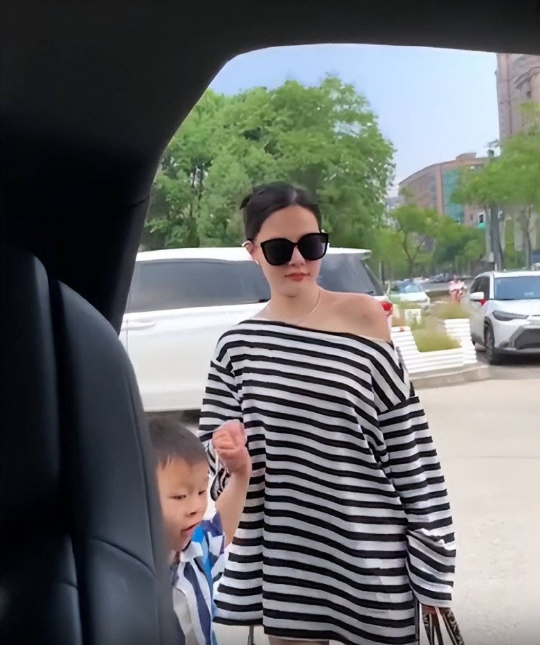 Mẹ bỉm sữa gây bão MXH vì mặc lộng lẫy như sao dự thảm đỏ đến lớp đón con - Ảnh 3