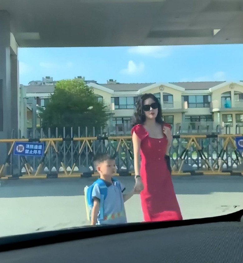 Mẹ bỉm sữa gây bão MXH vì mặc lộng lẫy như sao dự thảm đỏ đến lớp đón con - Ảnh 4