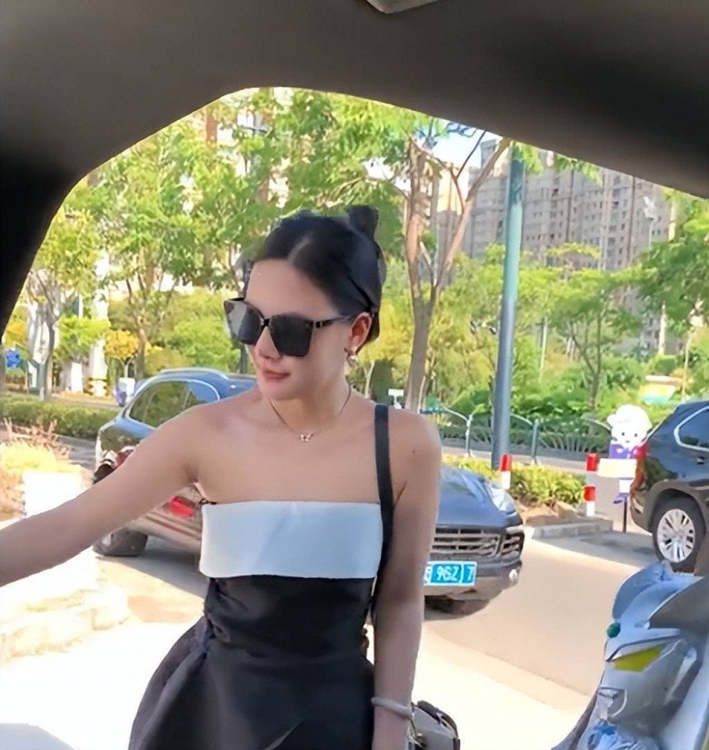 Mẹ bỉm sữa gây bão MXH vì mặc lộng lẫy như sao dự thảm đỏ đến lớp đón con - Ảnh 5