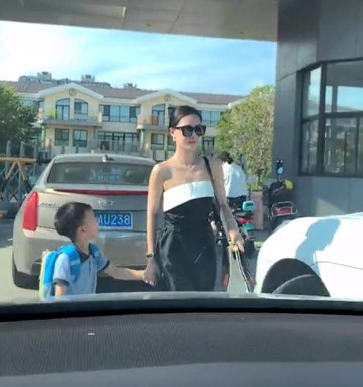 Mẹ bỉm sữa gây bão MXH vì mặc lộng lẫy như sao dự thảm đỏ đến lớp đón con - Ảnh 6