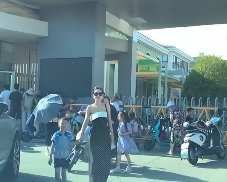 Mẹ bỉm sữa gây bão MXH vì mặc lộng lẫy như sao dự thảm đỏ đến lớp đón con - Ảnh 7