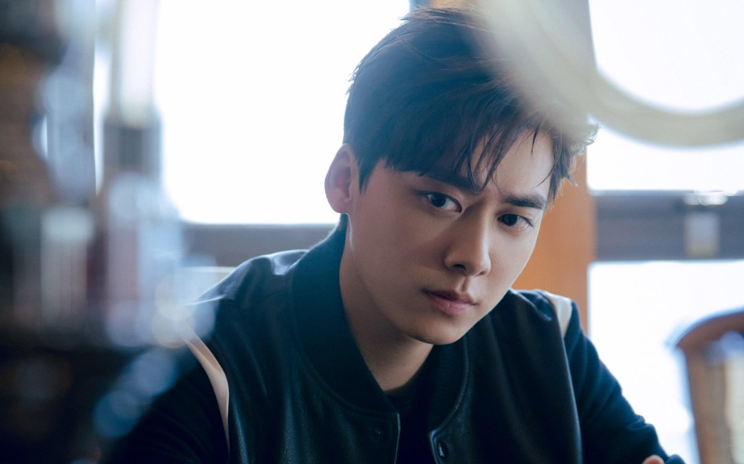 Lý Dịch Phong chính thức bị bắt tạm giam vì cáo buộc hành vi nhiều lần mua dâm - Ảnh 1